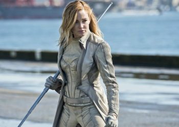 Caity Lotz habla sobre la posibilidad de una relación con Batwoman.