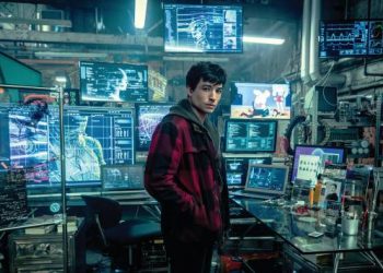 Ezra Miller opina sobre los rumores que aseguran que Ben Affleck va a dejar de ser Batman.