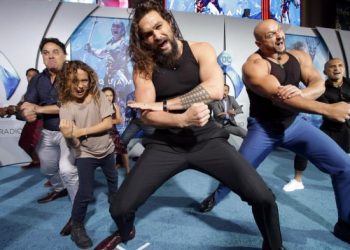 Jason Momoa realizó la danza guerrera ‘Haka’ durante la premiere de Aquaman.